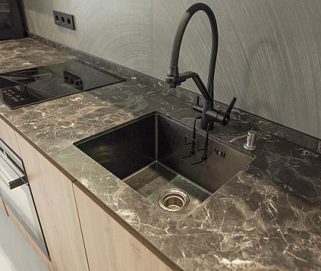 Компакт плита Мрамор королевский 3049 (структура Стоун) 4200 х 1320 х 4 мм. черная основа